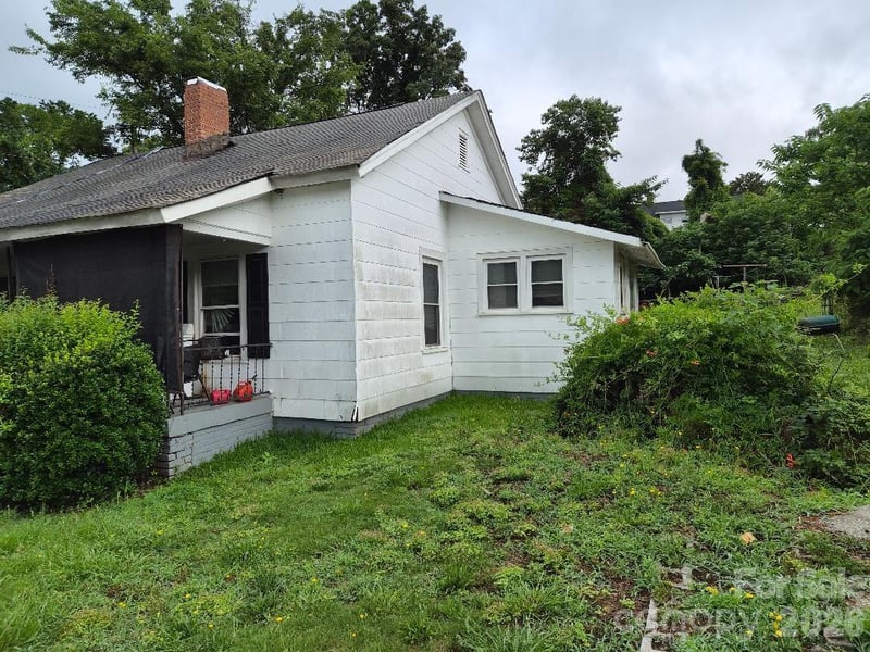 6 Hampton St, Great Falls, SC 29055