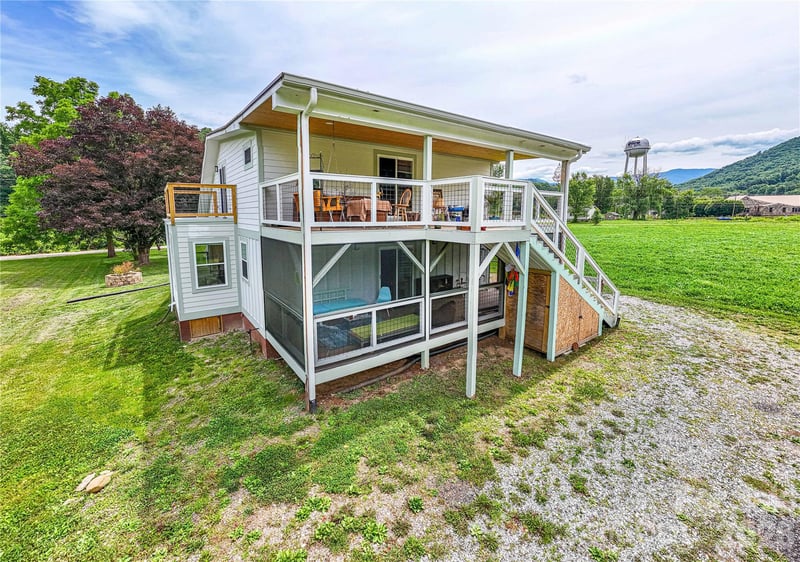 16 Riverside Dr, Barnardsville, NC 28709
