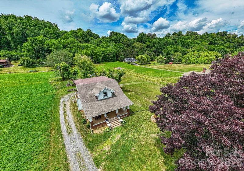 16 Riverside Dr, Barnardsville, NC 28709