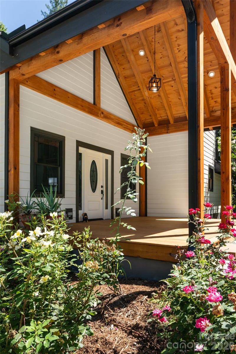 86 Holiday Dr, Hendersonville, NC 28739