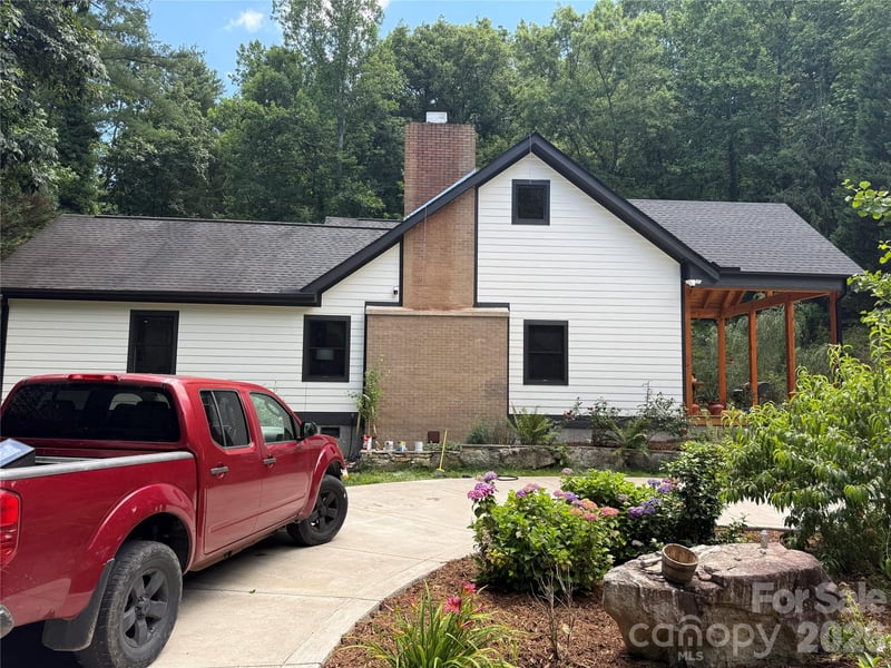 86 Holiday Dr, Hendersonville, NC 28739