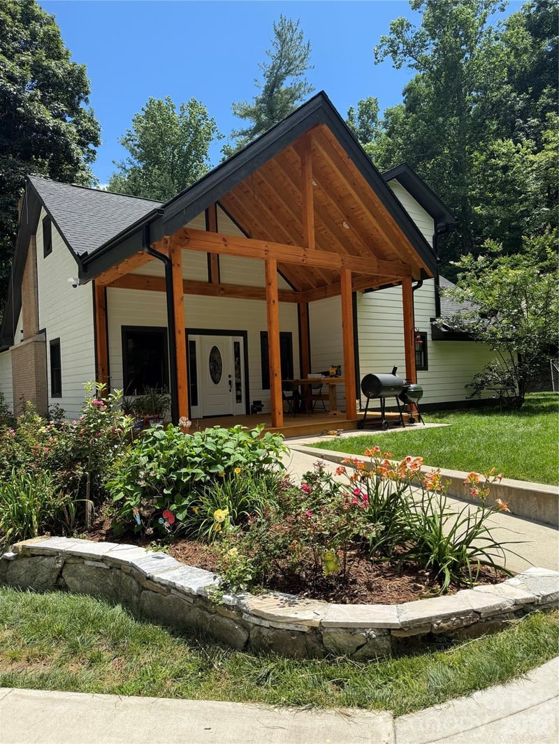 86 Holiday Dr, Hendersonville, NC 28739