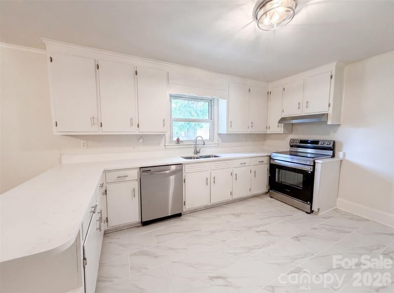 1911 Amberhill Ln, Charlotte, NC 28216