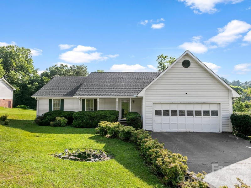 1 Strathmore Dr, Arden, NC 28704