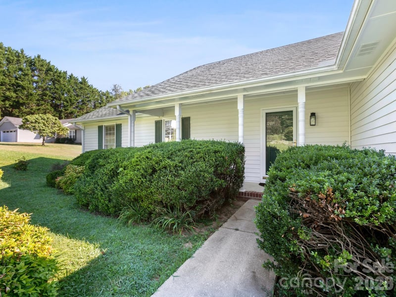 1 Strathmore Dr, Arden, NC 28704