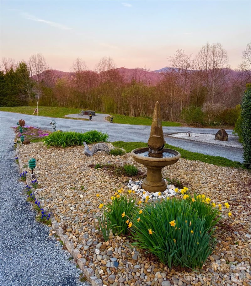 150 Hobby Horse Ln, Hendersonville, NC 28792