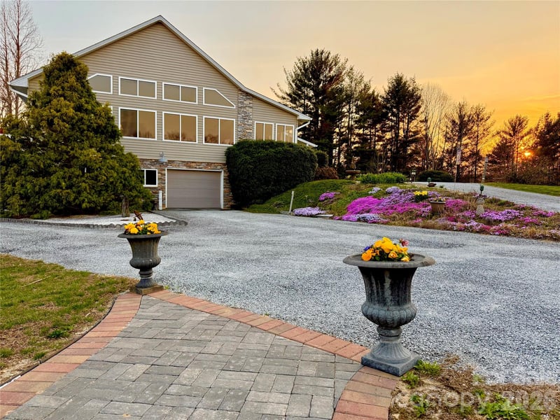 150 Hobby Horse Ln, Hendersonville, NC 28792
