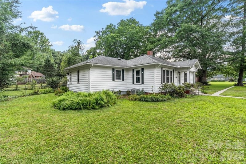 196 French Broad St, Brevard, NC 28712