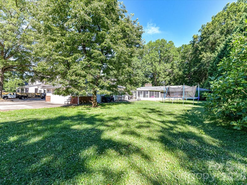 827 Lansdowne Rd, Charlotte, NC 28270