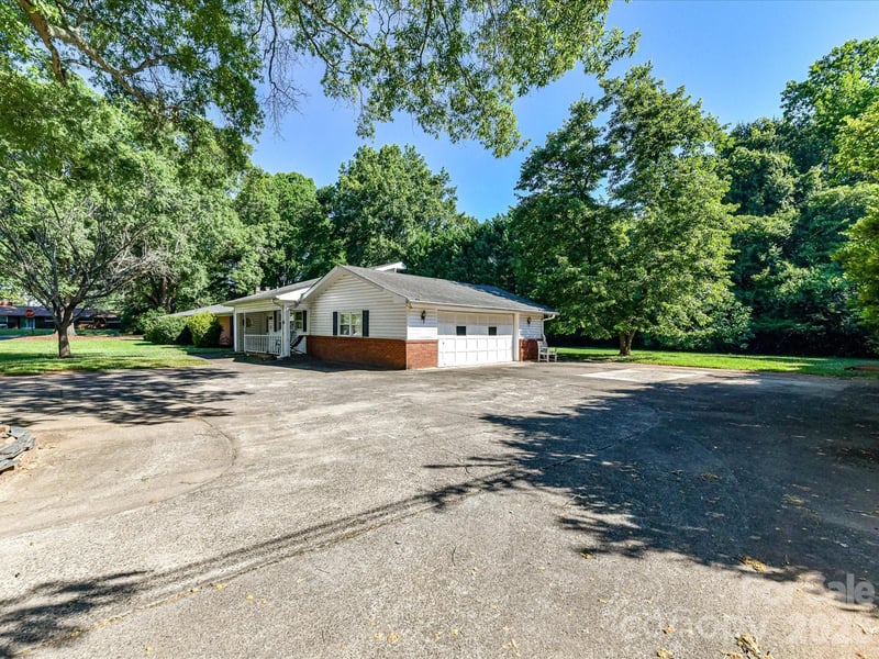 827 Lansdowne Rd, Charlotte, NC 28270