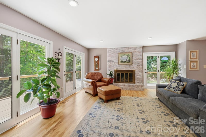 202 Riva Ridge Dr, Fairview, NC 28730