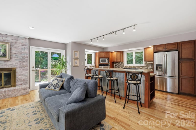 202 Riva Ridge Dr, Fairview, NC 28730