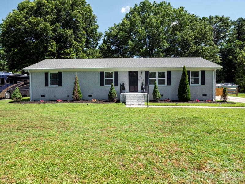 421 Catawba Cir, Matthews, NC 28104