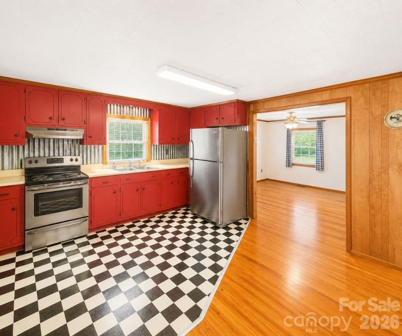 102 Aderholdt Rd, Bessemer City, NC 28016