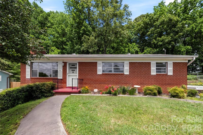 309 Oak Hill Rd, Candler, NC 28715