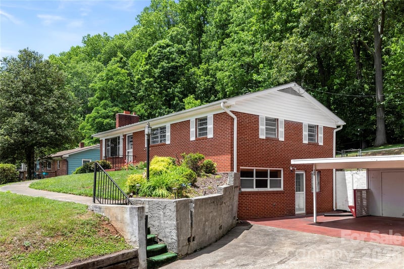 309 Oak Hill Rd, Candler, NC 28715