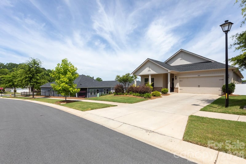 11809 Red Leaf Dr, Charlotte, NC 28215