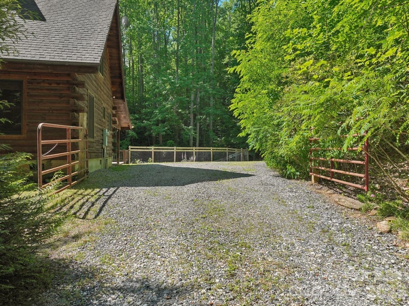 89 Apgar Rd, Candler, NC 28715