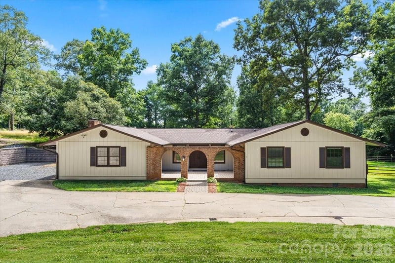 4024 Wandering Ln, Hickory, NC 28601