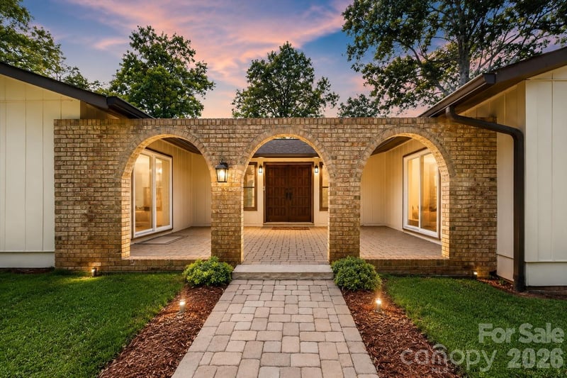 4024 Wandering Ln, Hickory, NC 28601