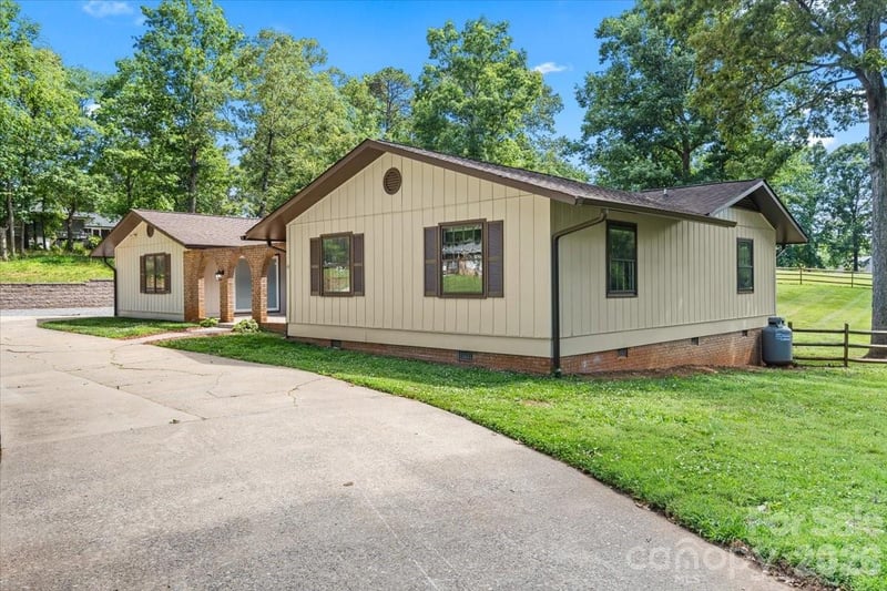 4024 Wandering Ln, Hickory, NC 28601