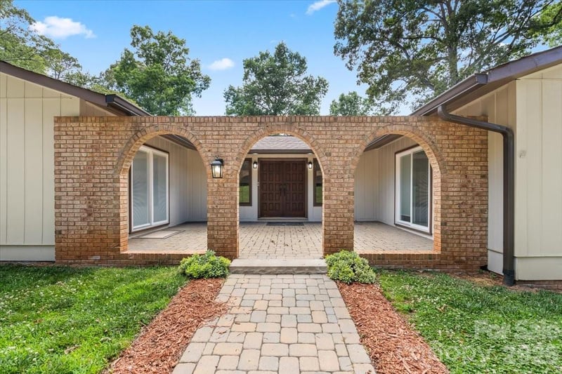4024 Wandering Ln, Hickory, NC 28601