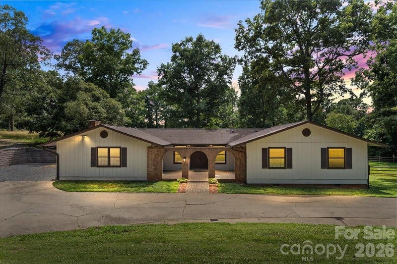 4024 Wandering Ln, Hickory, NC 28601