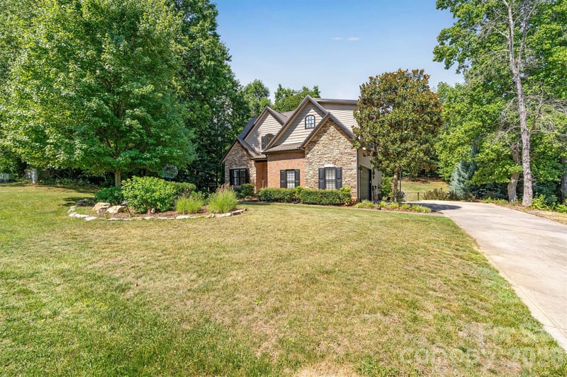 1915 Lynmore Dr, Sherrills Ford, NC 28673