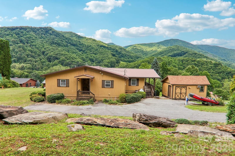200 Holley Ln, Maggie Valley, NC 28751