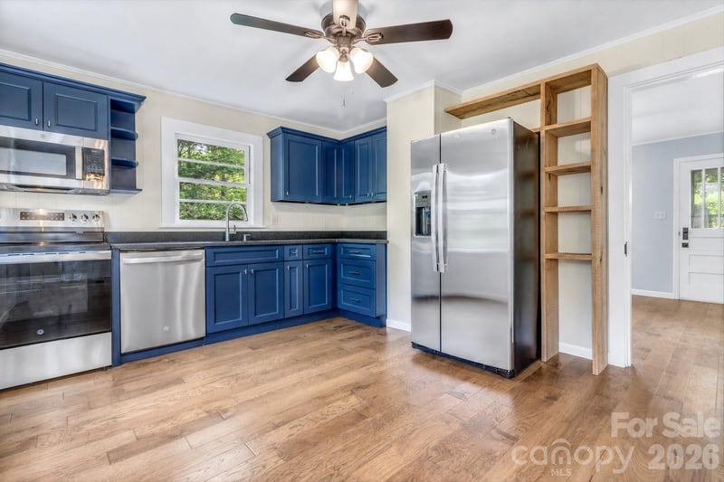 657 Old Fort Rd, Fairview, NC 28730