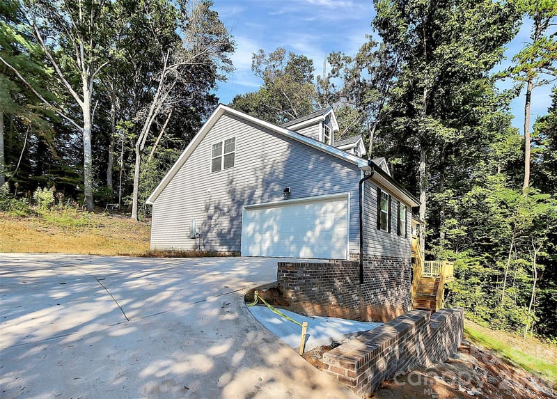 2595 Henry Falls Dr, Hickory, NC 28602