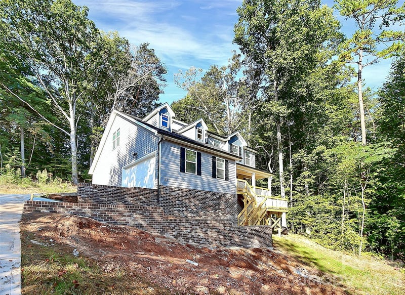 2595 Henry Falls Dr, Hickory, NC 28602