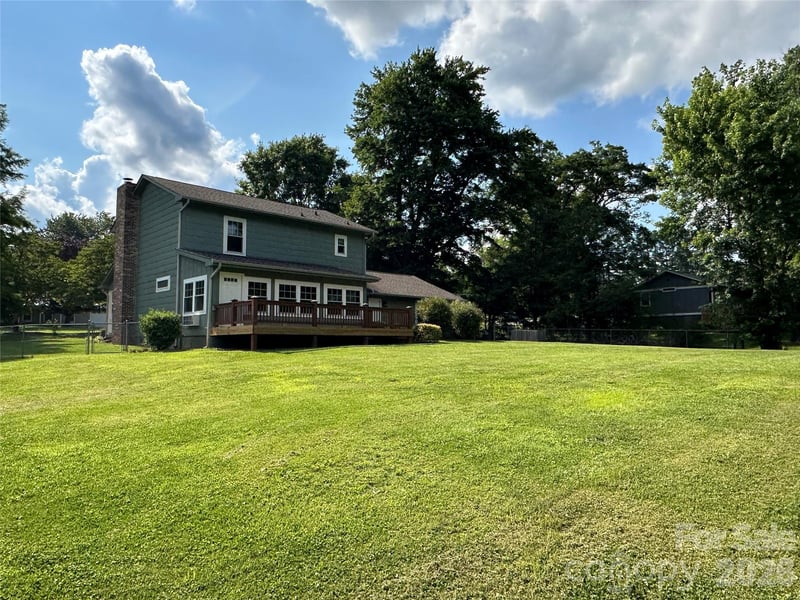 8 Wedgewood Dr, Mills River, NC 28759