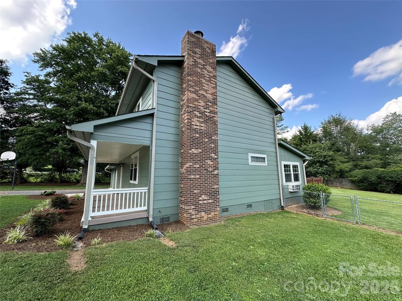 8 Wedgewood Dr, Mills River, NC 28759