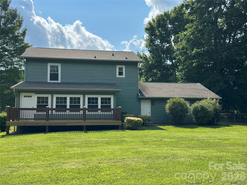 8 Wedgewood Dr, Mills River, NC 28759