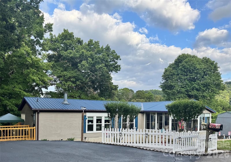 20 Little Austin Ln, Leicester, NC 28748
