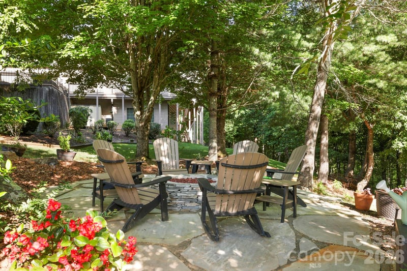 19 Thornapple Dr, Hendersonville, NC 28739
