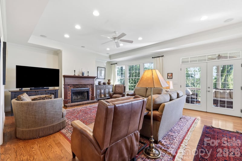 19 Thornapple Dr, Hendersonville, NC 28739