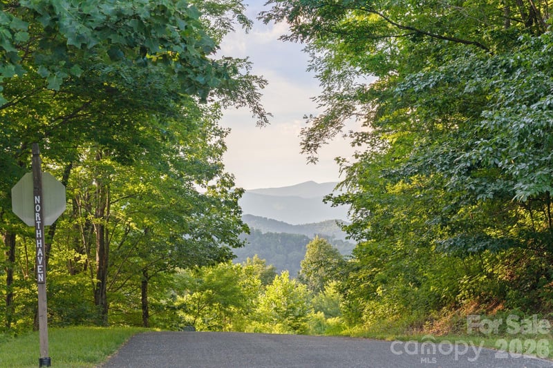 1915 Creston Dr, Black Mountain, NC 28711