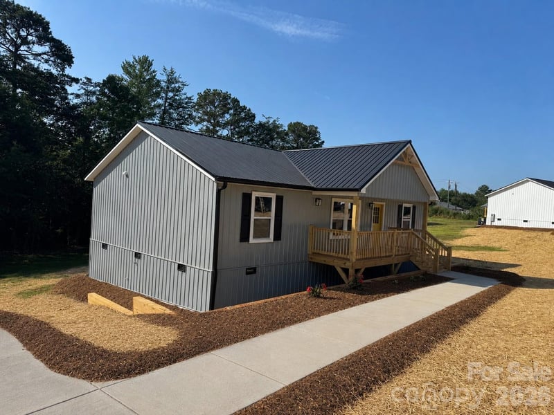 2047 Bailey Dr, Hickory, NC 28601