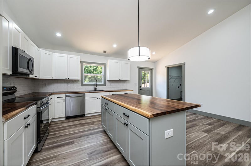2047 Bailey Dr, Hickory, NC 28601