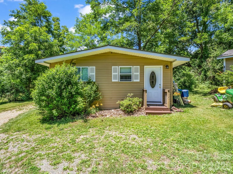 11 Charlie Hill Memorial Dr, Fairview, NC 28730