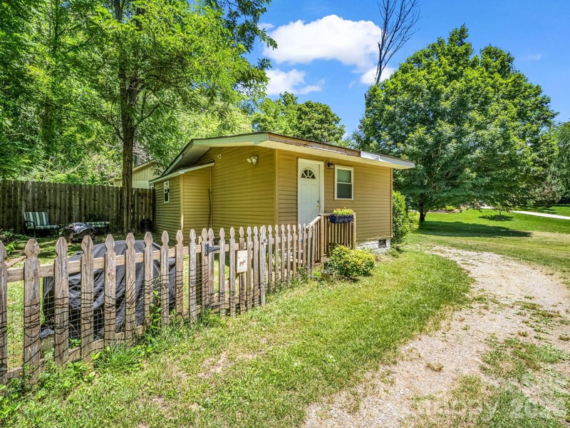 11 Charlie Hill Memorial Dr, Fairview, NC 28730