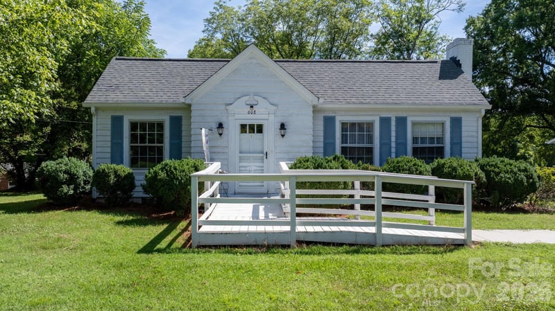 608 1st St, Conover, NC 28613