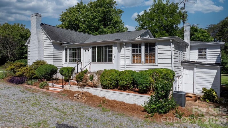 608 1st St, Conover, NC 28613