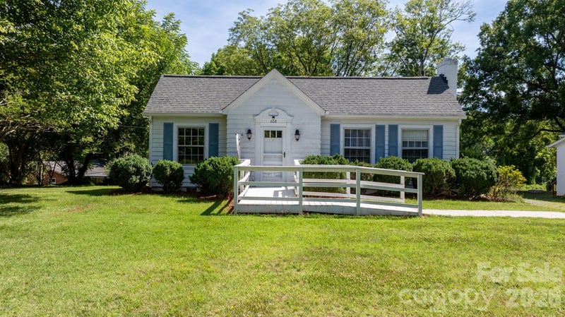 608 1st St, Conover, NC 28613