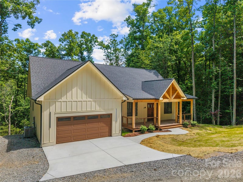210 Hickory Tree Ln, Hendersonville, NC 28739
