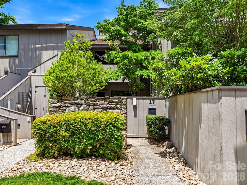 17 Lakemoor Ln, Hendersonville, NC 28739