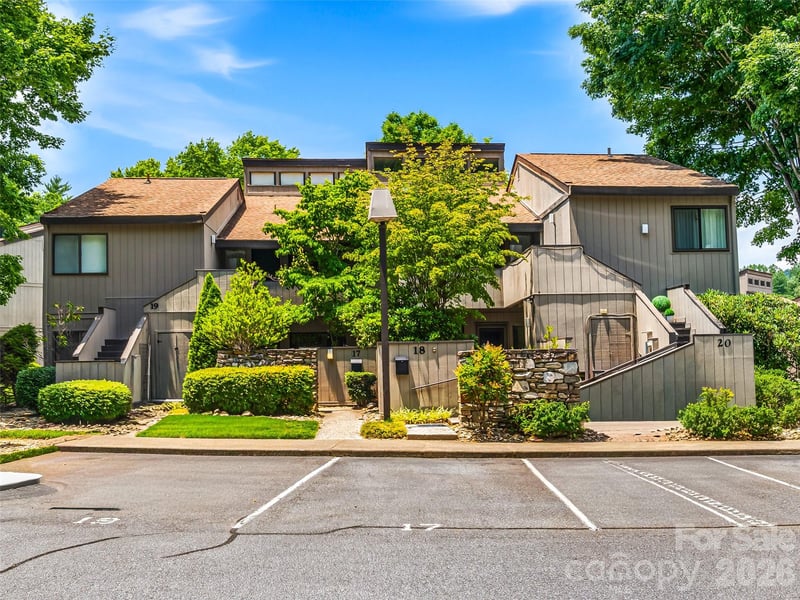 17 Lakemoor Ln, Hendersonville, NC 28739
