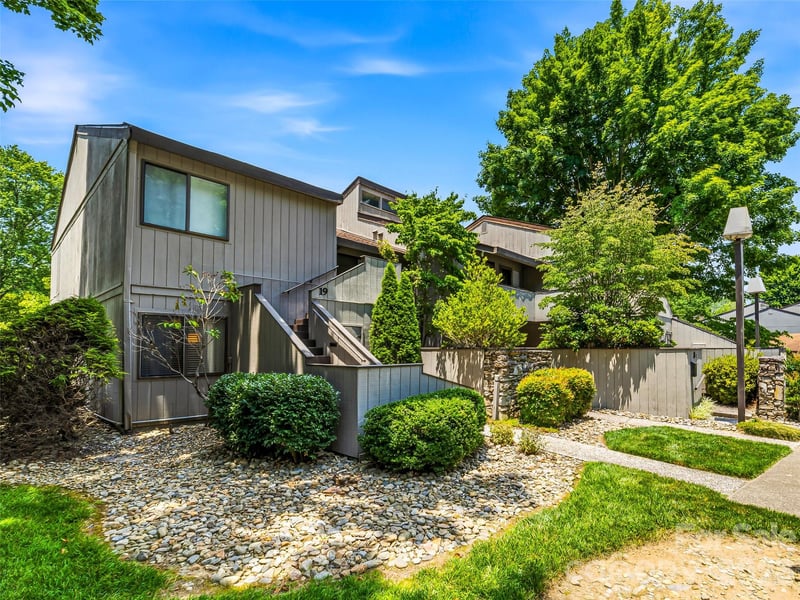 17 Lakemoor Ln, Hendersonville, NC 28739